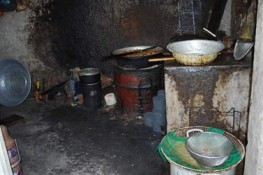 Đột nhập lò sản xuất mỡ bẩn ở Hà Nội