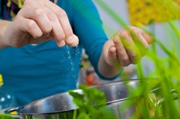 Ăn mặn quá gây hại sức khỏe