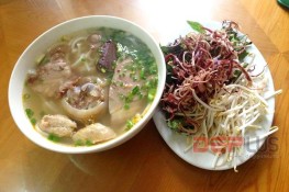 Thưởng thức bún bò Huế trên phố Trung Hòa