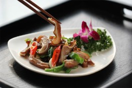 Lạ miệng với tai lợn xào cay