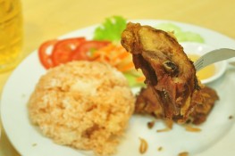 Đến phố Đình Ngang ăn cơm gà xối mỡ