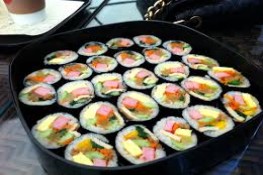 Thưởng thức kimbap ở phố Trần Quốc Hoàn 