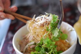 Thưởng thức món ngon ở phố Nguyễn Biểu 