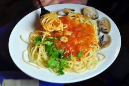 Đi ăn mỳ Ý vỉa hè phố Yên Ninh