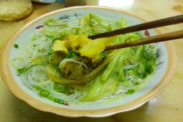 Thưởng thức bún móng dọc mùng ở phố Trần Quý Kiên 