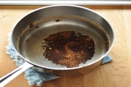 Mẹo làm sạch vết cháy ở xoong nồi