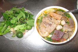Thưởng thức món ăn Huế ở phố Nguyễn Phong Sắc 