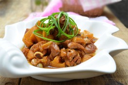 Thơm ngon gà kho măng