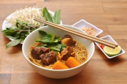 Ngày lạnh rủ nhau đi ăn hủ tíu bò kho và cà ri 