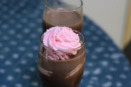 Valentine ấm áp với cốc chocolate nóng