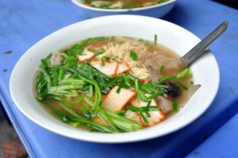 Thưởng thức hương vị mỳ vằn thắn phố Hòa Mã