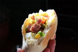 Hấp dẫn với bánh bao nhân salad Nga