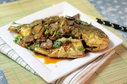 Hao cơm với cá chim kho riềng