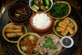 Quy tắc trên bàn ăn của người Việt