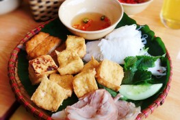 Đến Hoàng Cầu ăn bún đậu mẹt