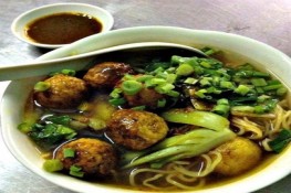 Thưởng thức tô mì cá viên cà ri ở Sài Gòn