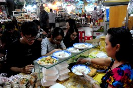 Chợ Bến Thành thiên đường đồ ăn vặt