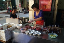 Xua tan mùa lạnh với bát mì tôm ở gần sân Hàng Đẫy