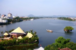 Khám phá quán cà phê nón Huế bên sông Hương