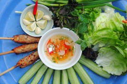 Thưởng thức nem lụi phố Đội Cấn