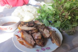 Hương vị xôi thịt quay cay xé lưỡi của Lào