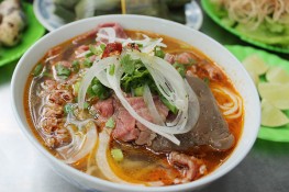 Thưởng thức bún bò Huế ở Sài Gòn