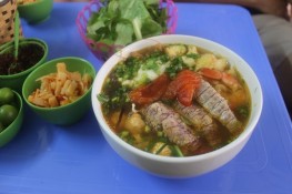 Thưởng thức bún hải sản ở Hà Nội