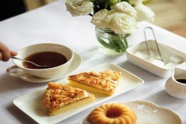 Đi ăn bánh uống trà làm nóng mùa đông Hà Nội