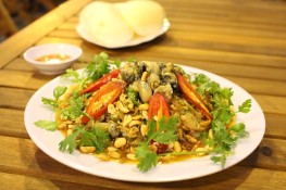 Ngon như gỏi ốc đắng phố ốc Vĩnh Khánh
