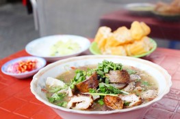 Quán cháo lòng 50 năm ngon và rẻ khu chợ Đa Kao