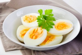 Mẹo vặt hay giúp luộc trứng gà không bị nứt