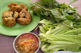 Thưởng thức bánh cóng Ca Màu