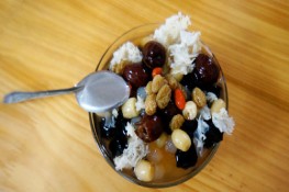 Thưởng thức chè sen nấm tuyết