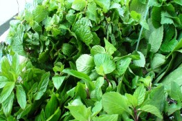 Công dụng bớt ngờ của rau thơm