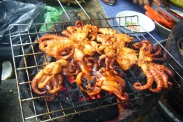 Về Quảng Ninh nhớ ăn đặc sản "chân dài"