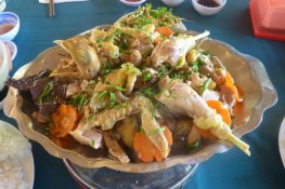 Thưởng thức gà hấp lá trúc ở An Giang
