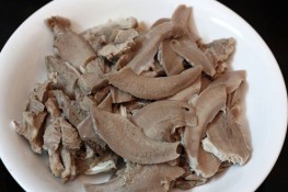 Cách làm sạch và luộc lưỡi heo giòn ngon