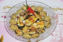 Cá trê um chuối