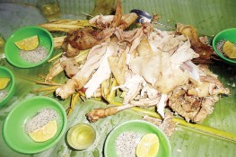 Thưởng thức hương vị gà nướng đất sét
