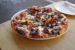 Những loại pizza dị nhất thế giới