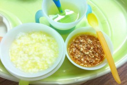 Giúp bạn nấu cháo ngon cho bé