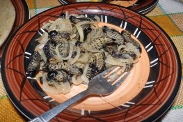 Sâu bướm Mopane - món ăn Giáng Sinh kinh dị nhất thế giới