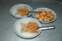 Đến phố Trần Xuân Soạn ăn cháo trai