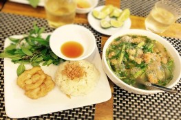 Đến phố Yên Lãng ăn bún tôm, thưởng thức xôi chả mực