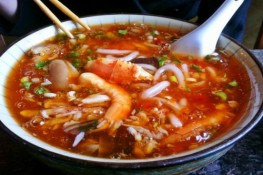 Thưởng thức bánh canh Nam Phổ xứ Huế giữa lòng Hà Nội