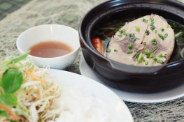 Hương vị độc đáo trong tô bún cá tại nhà hàng Khoái