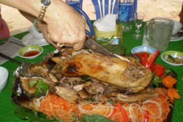Món ăn dân dã "vịt gói lá sen nướng đất sét"