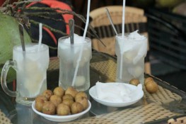 Tới phố Bát Đàn thưởng thức hương chè sen nhãn nước dừa