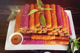 Hấp dẫn với phở cuốn bảy màu ở Sài Gòn