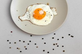 Vì sao nên ăn trứng với hạt tiêu